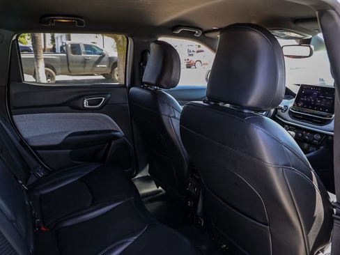 Used 2024 Jeep Compass Latitude image 17