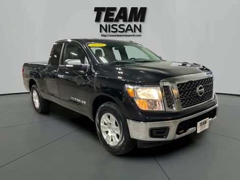 Used 2018 Nissan Titan SV image 1