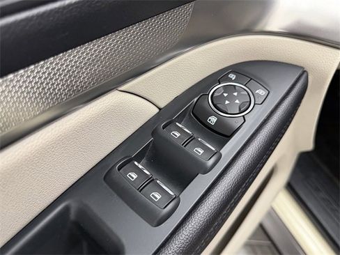 Used 2018 Ford Explorer XLT w/ Equipment Group 202A image 11