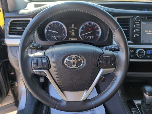 Used 2016 Toyota Highlander XLE image 18