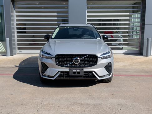 Used 2025 Volvo XC60 B5 Plus image 3