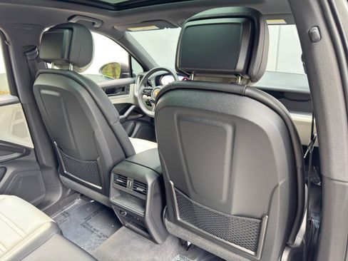 Used 2025 Porsche Cayenne AWD/4WD image 37