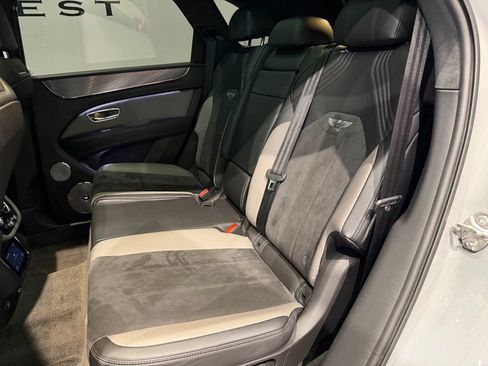 Used 2022 Bentley Bentayga AWD/4WD image 41