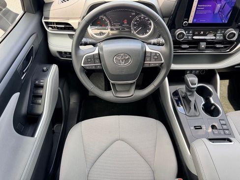 Used 2023 Toyota Highlander LE FWD image 18