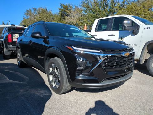Certified 2025 Chevrolet Trax LT w/ Driver Confidence Package FWD image 2
