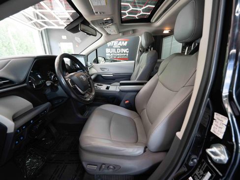 Used 2021 Toyota Sienna XLE FWD image 9