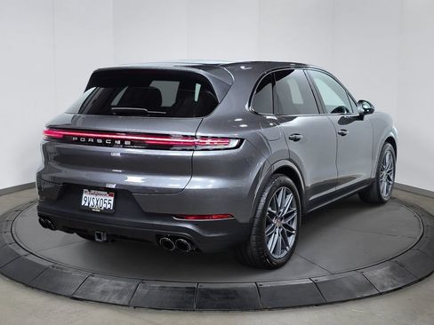 Used 2025 Porsche Cayenne AWD/4WD image 7