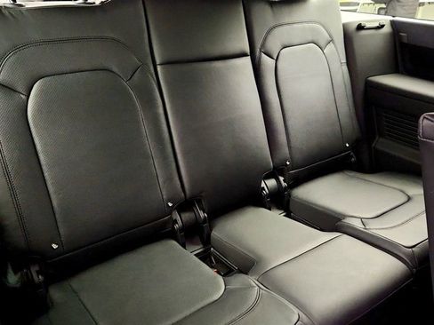 Used 2024 Land Rover Defender 130 X-Dynamic SE image 24