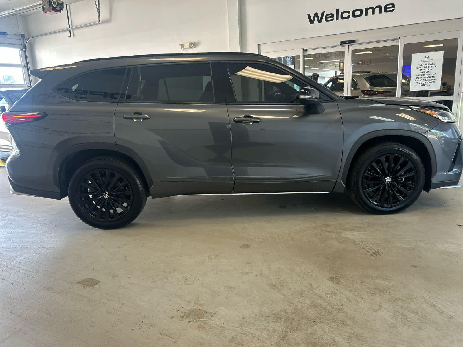 Used 2023 Toyota Highlander XSE AWD/4WD image 6