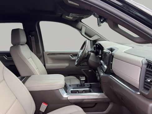Used 2025 Chevrolet Silverado 1500 LTZ image 9