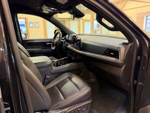 Used 2025 Chevrolet Suburban Z71 image 21