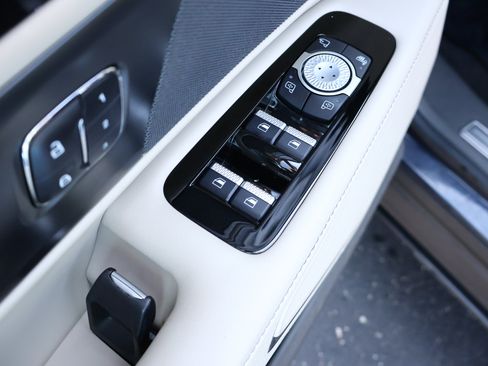 Used 2024 Lincoln Nautilus Reserve AWD/4WD image 7