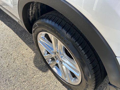 Used 2017 Ford Explorer XLT w/ Equipment Group 202A AWD/4WD image 10