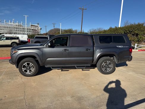 Used 2019 Toyota Tacoma TRD Sport image 2