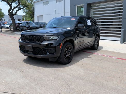 Used 2024 Jeep Grand Cherokee Altitude RWD image 5