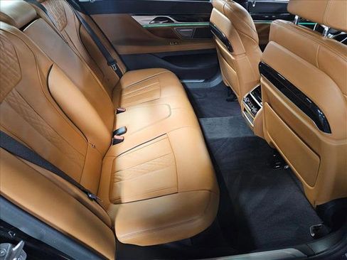 Used 2022 BMW 740i w/ M Sport Package image 19