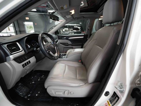 Used 2015 Toyota Highlander XLE image 9