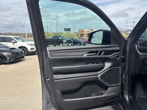 Used 2023 Jeep Wagoneer Series III w/ Preferred Equipment Group image 9