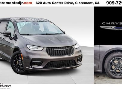 Used 2022 Chrysler Pacifica Touring-L w/ Uconnect Theater Family Group