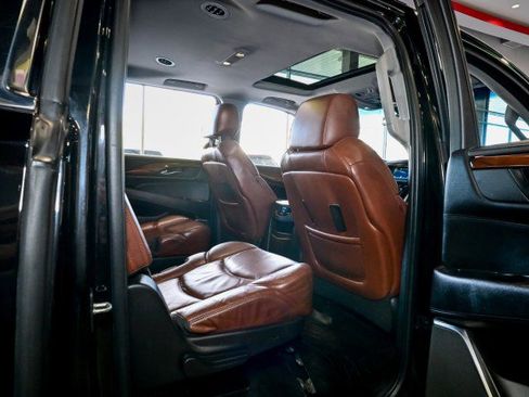 Used 2018 Cadillac Escalade ESV Luxury AWD/4WD image 24