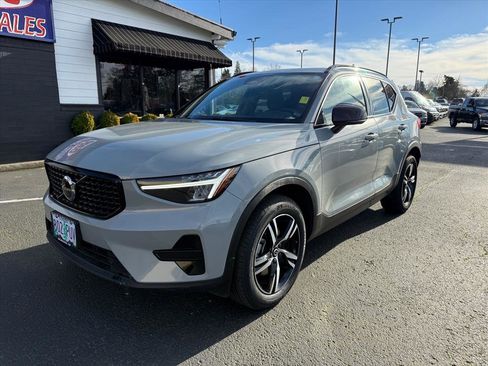Used 2024 Volvo XC40 B5 Core image 2