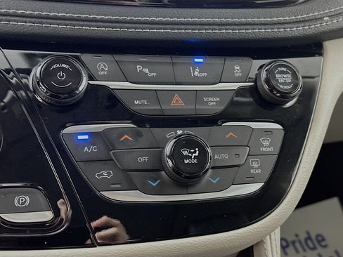 Used 2023 Chrysler Pacifica Limited FWD image 16