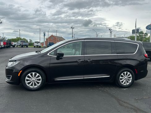 Used 2018 Chrysler Pacifica Touring-L w/ Advanced Safetytec Group FWD image 1