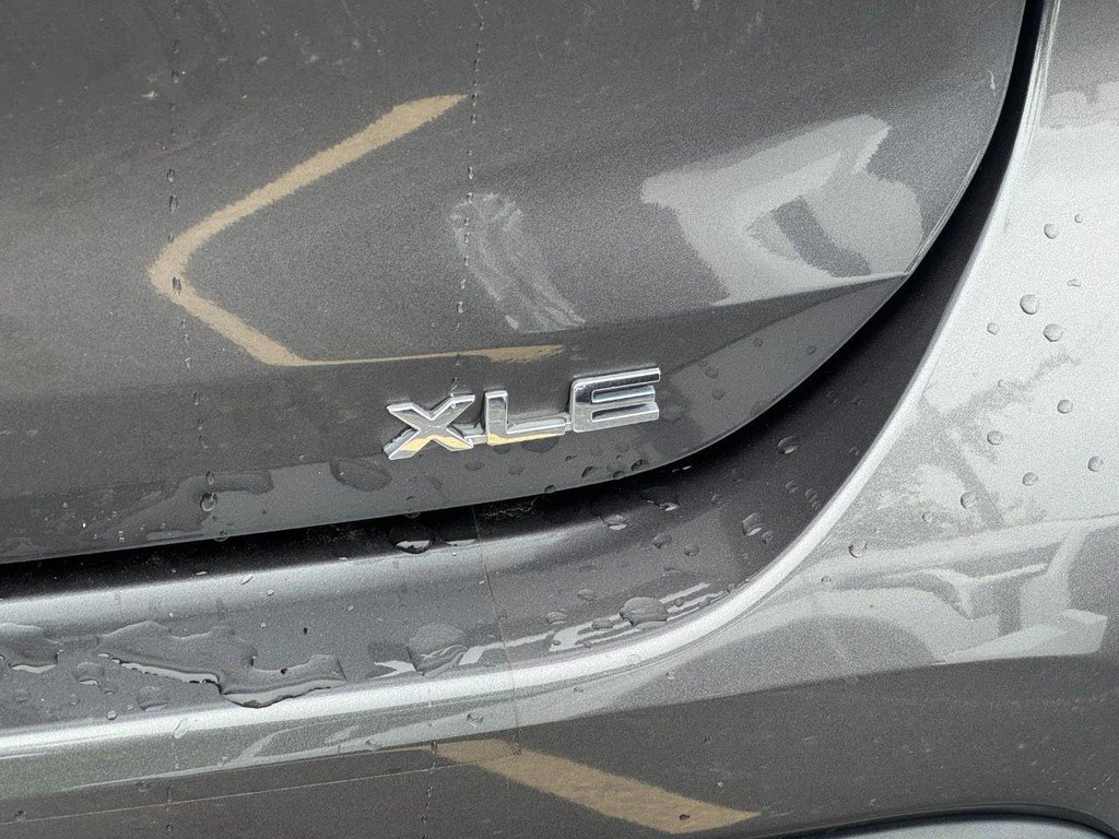 Used 2023 Toyota Highlander XLE FWD image 6