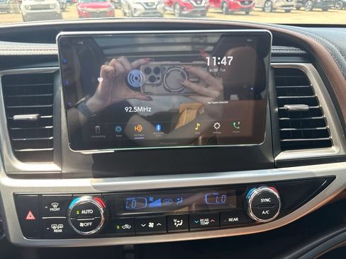 Used 2017 Toyota Highlander Limited AWD/4WD image 21