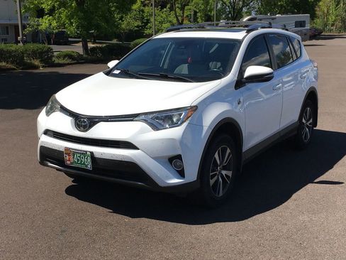 Used 2018 Toyota RAV4 XLE AWD/4WD image 1