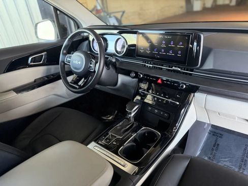 Used 2024 Kia Carnival EX FWD image 22