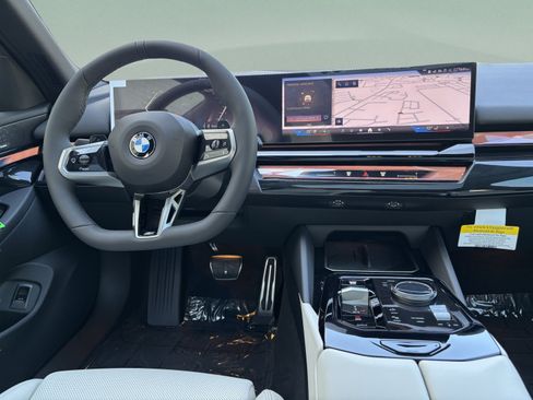 Used 2027 BMW 530i w/ M Sport Package RWD image 7