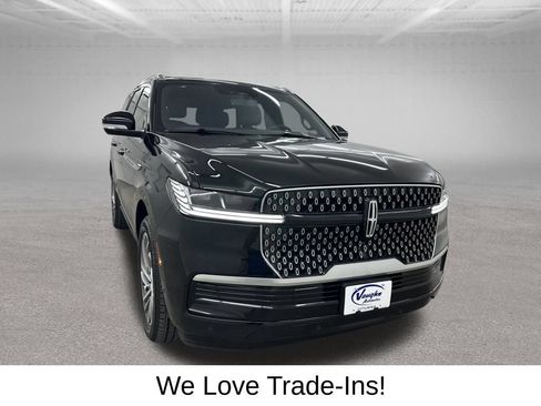 Used 2025 Lincoln Navigator Reserve AWD/4WD image 3