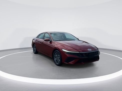 Certified 2024 Hyundai Elantra SEL image 9