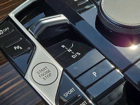 Used 2025 BMW X7 xDrive40i w/ Premium Package image 16