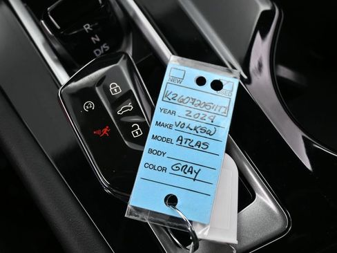 Used 2024 Volkswagen Atlas SE w/ Panoramic Sunroof Package FWD image 24