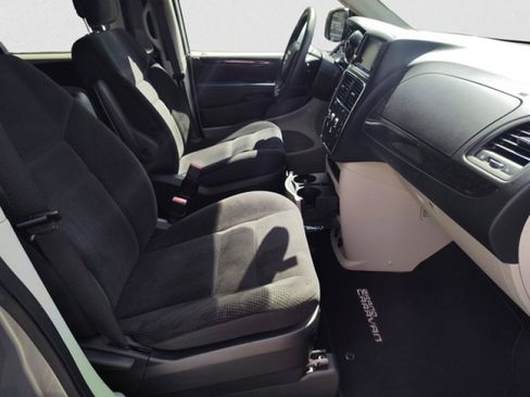 Used 2018 Dodge Grand Caravan SE w/ UConnect Hands-Free Group FWD image 18