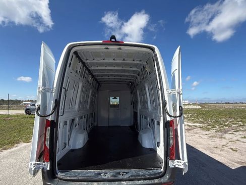 Used 2021 Mercedes-Benz Sprinter 2500 image 11