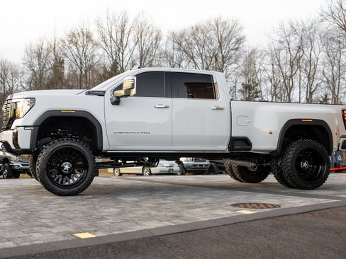 Used 2026 GMC Sierra 3500 Denali Ultimate image 4