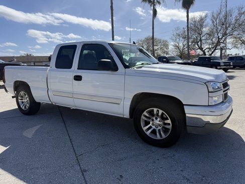 Used 2006 Chevrolet Silverado 1500 LT w/ Onstar Plus Package RWD image 3