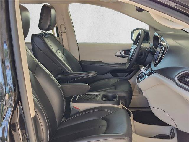 Used 2024 Chrysler Pacifica Touring-L FWD image 20