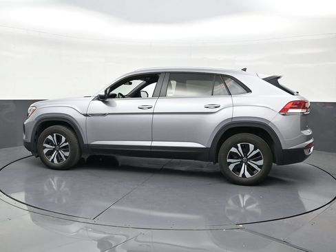 Used 2024 Volkswagen Atlas Cross Sport SE FWD image 2
