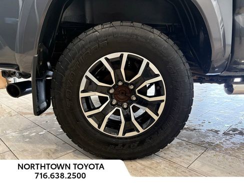 Used 2020 Toyota Tacoma TRD Sport w/ Technology Package image 9