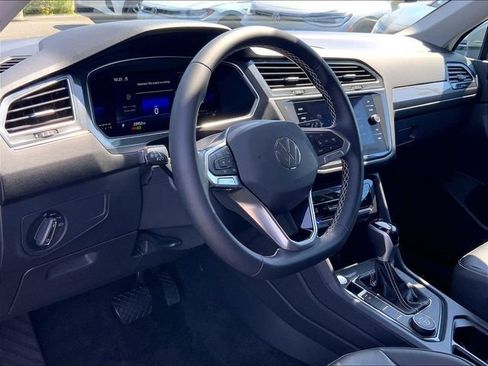 Used 2023 Volkswagen Tiguan SE AWD/4WD image 4