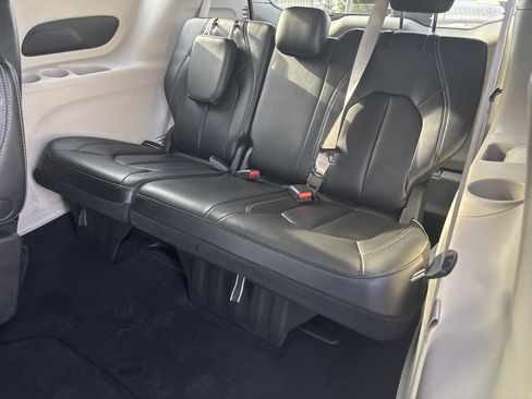 Used 2023 Chrysler Pacifica Touring-L image 30