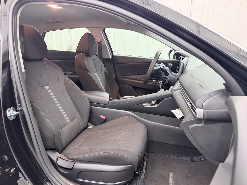 Used 2026 Hyundai Elantra SE FWD image 38