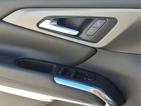 Used 2025 Chevrolet Traverse LT image 17