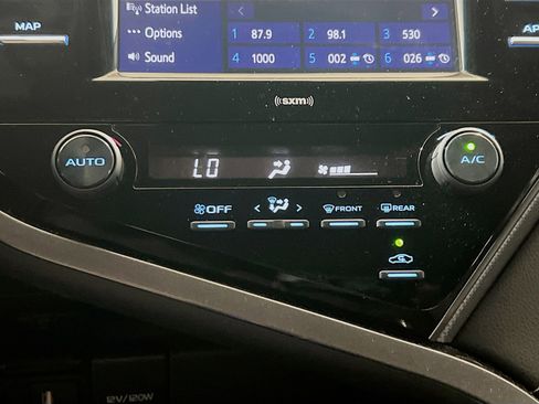 Used 2020 Toyota Camry SE w/ Carpet Mat Package FWD image 11