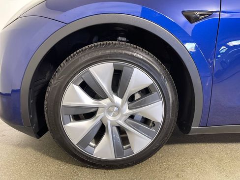 Used 2023 Tesla Model Y AWD image 11