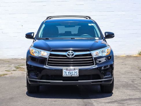 Used 2015 Toyota Highlander LE FWD image 2